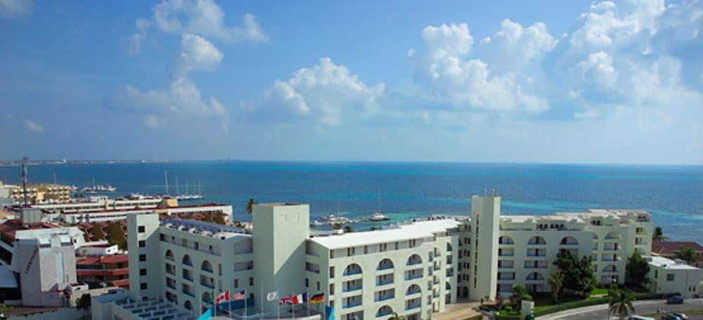 Aquamarina Beach Hotel Cancun Exterior photo