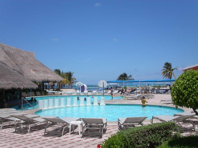 Aquamarina Beach Hotel Cancun Exterior photo