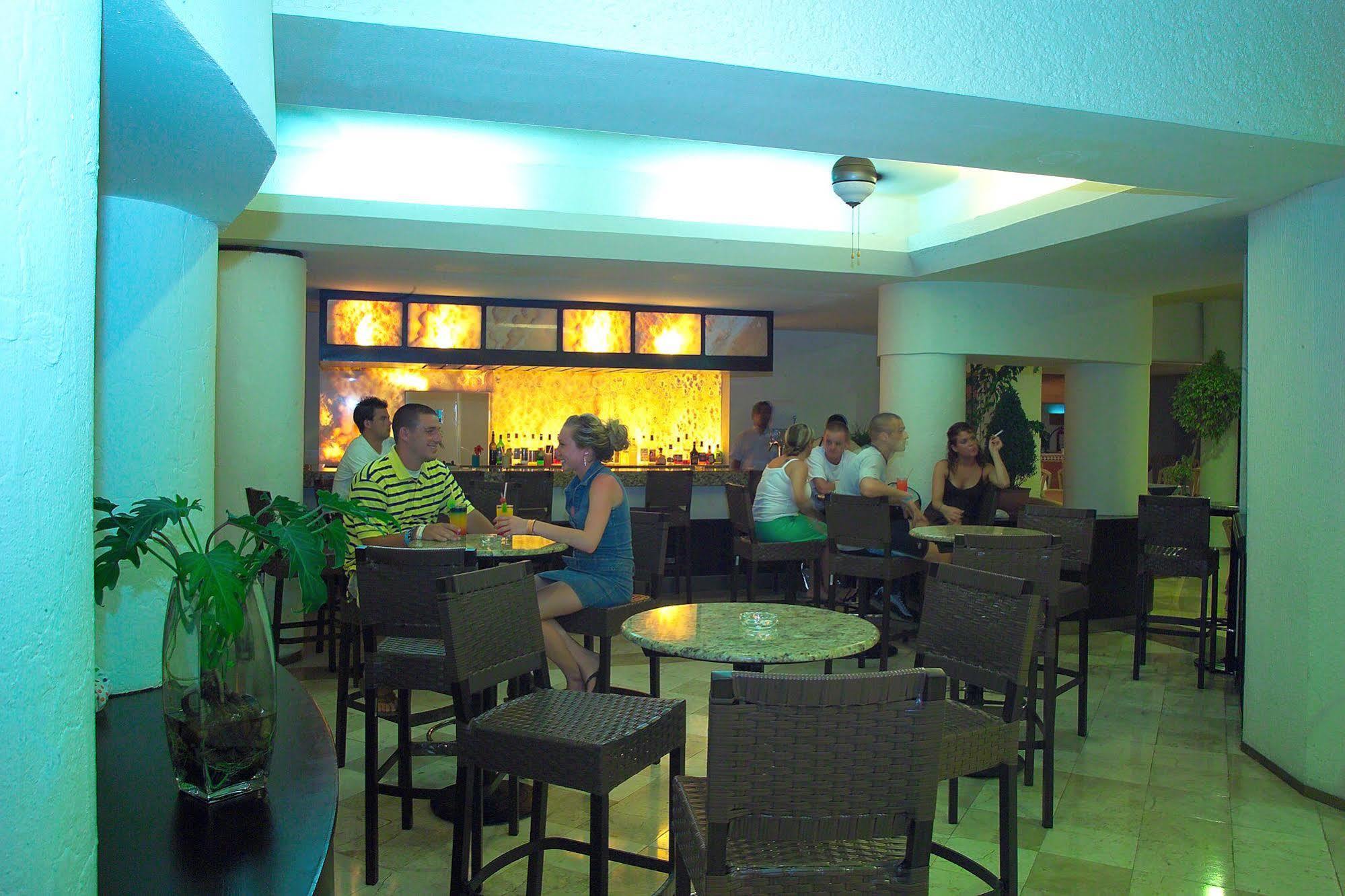 Aquamarina Beach Hotel Cancun Restaurant photo